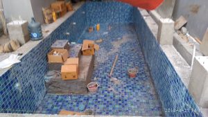 Kontraktor Kolam renang di Nusa tenggara Barat - proses pemasangan mozaic